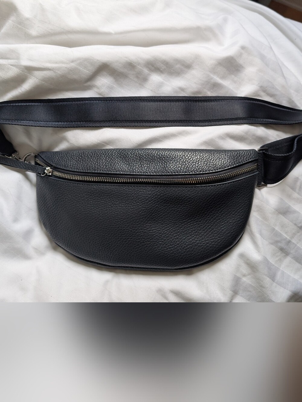 Quince Italian Pebbled Leather Sling - Navy - Like New